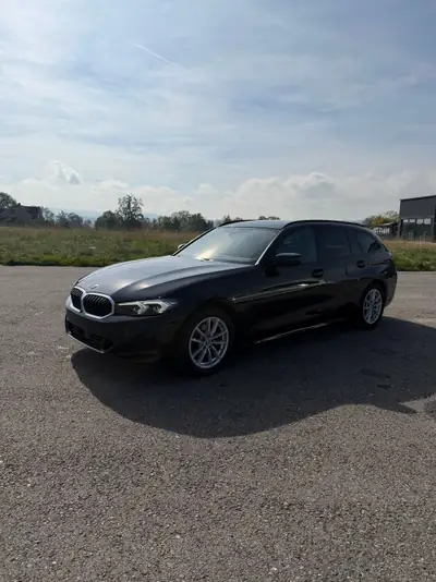 BMW 318i 2023 — Berline élégante, faible kilométrage et consommation maîtrisée — interior