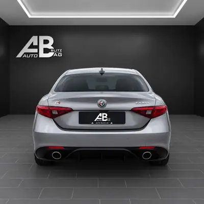 Alfa Romeo Giulia 2.0 Veloce Q4 — 280 ch, transmission intégrale, révisée et garantie — interni