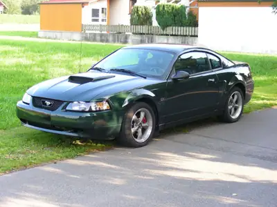 Ford Mustang GT Bullitt 2002 — Légende américaine verte, 238 ch et seulement 50 600 km — vue extérieure