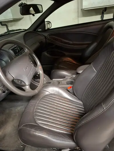 Ford Mustang GT Bullitt 2002 — Légende américaine verte, 238 ch et seulement 50 600 km — détail