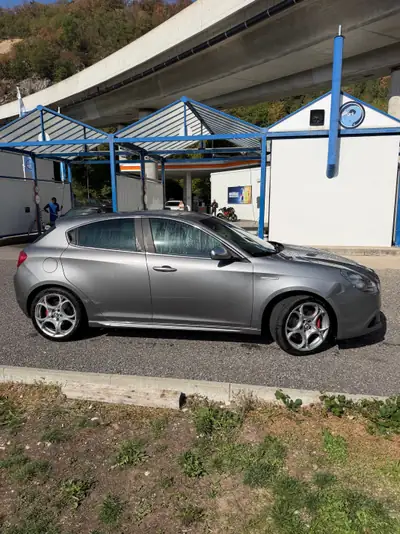 Alfa Romeo Giulietta 1.4 TB 170 CV — Italiana sportive, révisions neuves, MFK valide — tableau de bord
