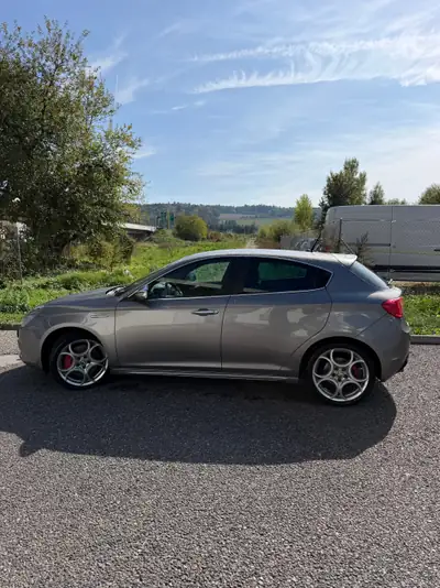 Alfa Romeo Giulietta 1.4 TB 170 CV — Italiana sportive, révisions neuves, MFK valide — intérieur