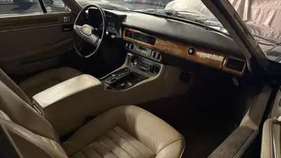 Jaguar XJ-S 5.3 V12 Coupe — Légendaire British Sports, 115'000 km — fianco