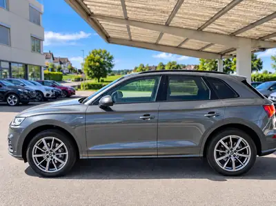 Audi Q5 2.0 50 TFSI e S Line — SUV hybride rechargeable performant et écologique — vista posteriore