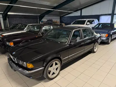 BMW 750iL E32 — Berline de prestige 1988, 300 ch d'élégance intemporelle — vue extérieure
