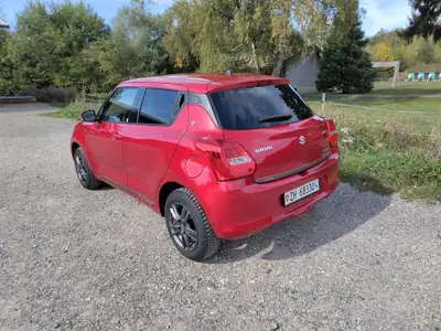 Suzuki Swift 1.2 Piz Sulai Top Hybrid 4x4 — Citadine polyvalente, technologie hybride et traction intégrale — côté