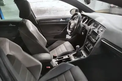 VW Golf 2.0 TSI R 4motion — 300 ch, transmission intégrale, sportivité garantie — intérieur