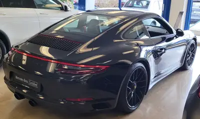 Porsche 911 Carrera 4 GTS — Coupé sportif 450 ch, kilométrage modéré — interior