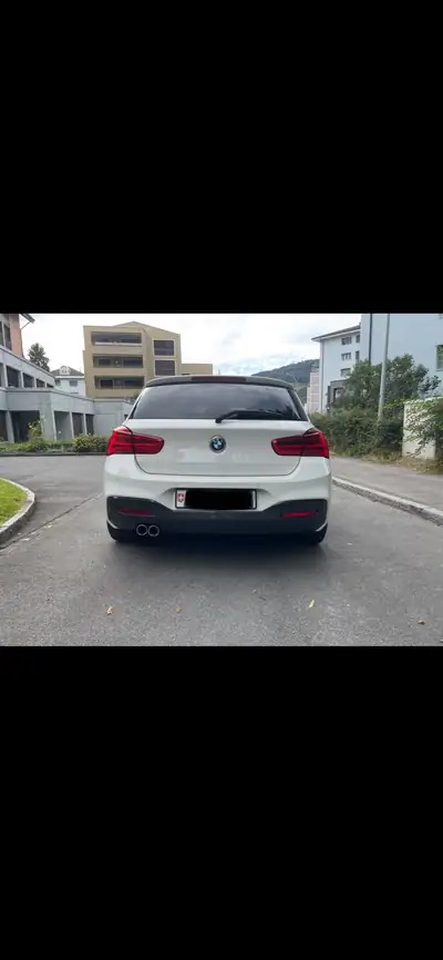 BMW 120d xDrive M Sport — Berline sportive diesel avec transmission automatique 8 rapports — Miniature 7