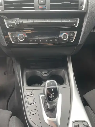 BMW 120d xDrive M Sport — Berline sportive diesel avec transmission automatique 8 rapports — Miniature 8