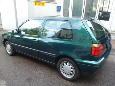VW Golf 1.8 90 Swiss Line 1996 — Compacte emblématique, essence fiable et économe — côté