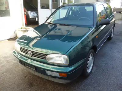 VW Golf 1.8 90 Swiss Line 1996 — Compacte emblématique, essence fiable et économe — vue extérieure