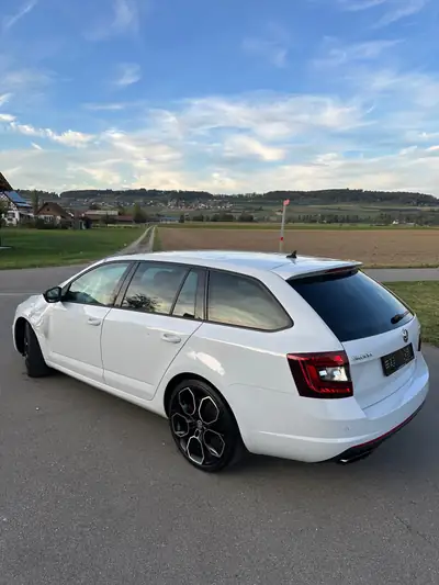 Skoda Octavia 2.0 TSI 245 RS — Berline sportive, boîte DSG, entretien complet — côté