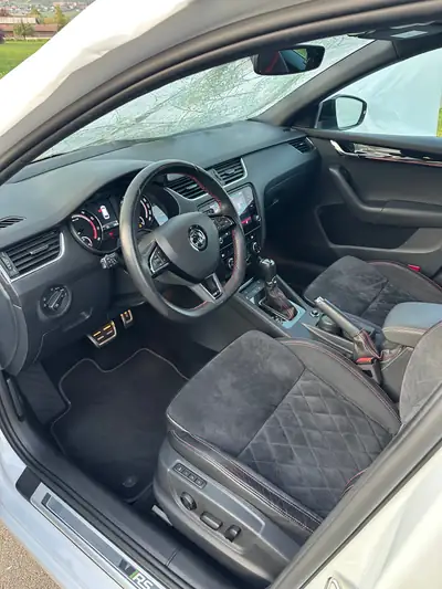 Skoda Octavia 2.0 TSI 245 RS — Berline sportive, boîte DSG, entretien complet — tableau de bord