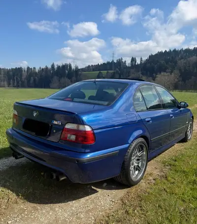 BMW M5 E39 Facelift — Berline sportive de légende, 400 ch et boîte manuelle — vue extérieure