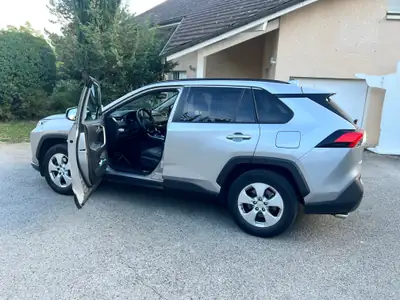 Toyota RAV-4 2.5 HEV Premium — Hybride performant, 89'000 km, design élégant — vista posteriore