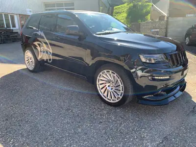 Jeep Grand Cherokee 6.4 V8 HEMI SRT8 — Muscle SUV américain, 468 ch pure performance — vista posteriore