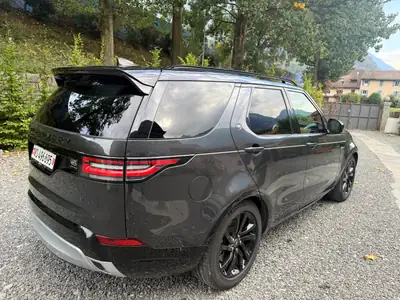Land Rover Discovery 3.0 SDV6 HSE Luxury — SUV 7 places premium, 120'000 km seulement — rear view