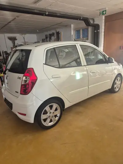 Hyundai i10 1.2 Style — Citadine fiable et économique, 88 000 km — rear view
