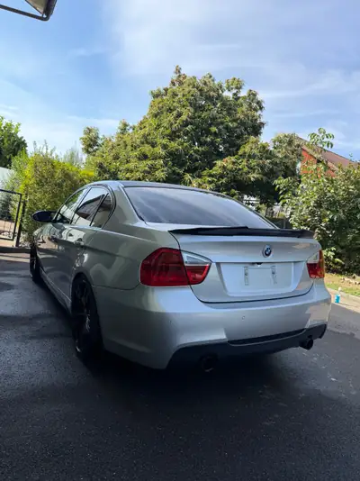 BMW 335xi 2007 — Berline sportive intégrale, moteur 306 ch et boîte auto — exterior view