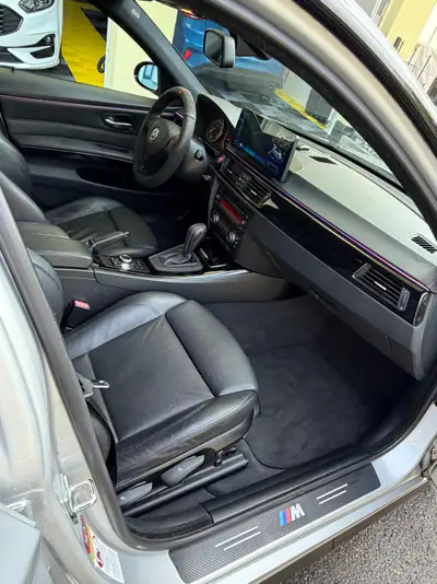 BMW 335xi 2007 — Berline sportive intégrale, moteur 306 ch et boîte auto — dashboard