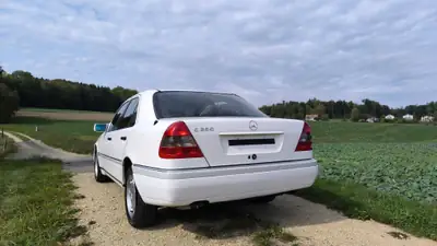 Mercedes-Benz C 280 Eleganz — Berline de prestige années 90, entretien exemplaire — Miniatura 7
