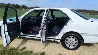Mercedes-Benz C 280 Eleganz — Berline de prestige années 90, entretien exemplaire — Miniatura 10