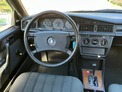Mercedes-Benz 190 E 2.0 1987 — Berline de légende, expertise vétéran, toit ouvrant — rear view