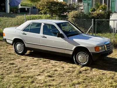 Mercedes-Benz 190 E 2.0 1987 — Berline de légende, expertise vétéran, toit ouvrant — side view