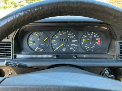 Mercedes-Benz 190 E 2.0 1987 — Berline de légende, expertise vétéran, toit ouvrant — detail