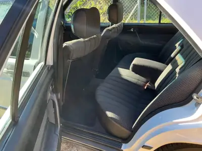 Mercedes-Benz 190 E 2.0 1987 — Berline de légende, expertise vétéran, toit ouvrant — dashboard