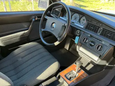 Mercedes-Benz 190 E 2.0 1987 — Berline de légende, expertise vétéran, toit ouvrant — Thumbnail 9