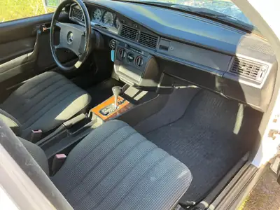 Mercedes-Benz 190 E 2.0 1987 — Berline de légende, expertise vétéran, toit ouvrant — Thumbnail 7
