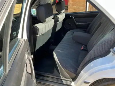 Mercedes-Benz 190 E 2.0 1987 — Berline de légende, expertise vétéran, toit ouvrant — Thumbnail 10