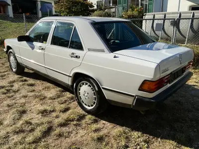 Mercedes-Benz 190 E 2.0 1987 — Berline de légende, expertise vétéran, toit ouvrant — Thumbnail 18