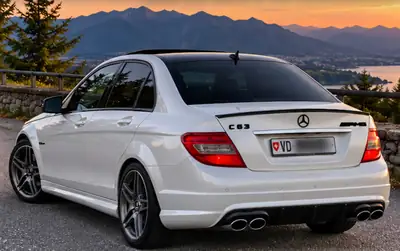 Mercedes-Benz C 63 AMG — Berline sportive 457 ch, motorisation V8 légendaire — side view