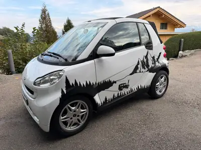 Smart Fortwo 1000 71 Swiss Edition MHD — Cabriolet urbain, consommation record — exterior view