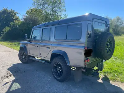 Land Rover Defender 110 2.2 TD4 — Le 7-places robuste, diesel économe et sans sinistre — fianco