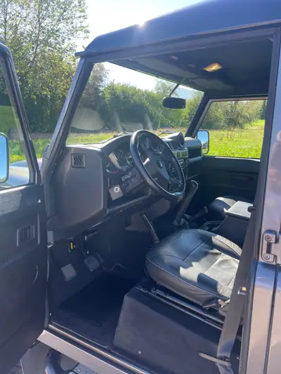 Land Rover Defender 110 2.2 TD4 — Le 7-places robuste, diesel économe et sans sinistre — interni