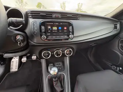 Alfa Romeo Giulietta 1.4 TB Sprint — Berline dynamique, 36 000 km seulement — intérieur