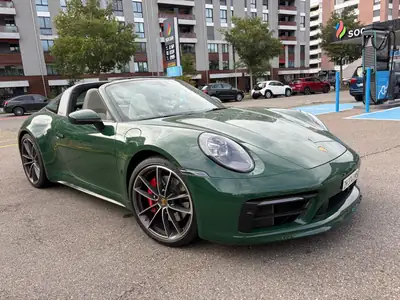 Porsche 911 Carrera 4S Cabriolet — 450 ch, Boîte manuelle, British Racing Green métallisé — vista esterna