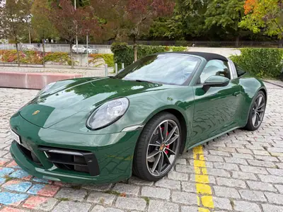 Porsche 911 Carrera 4S Cabriolet — 450 ch, Boîte manuelle, British Racing Green métallisé — vista posteriore