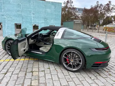 Porsche 911 Carrera 4S Cabriolet — 450 ch, Boîte manuelle, British Racing Green métallisé — fianco