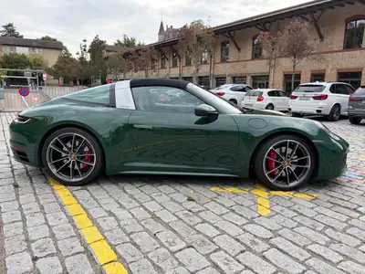 Porsche 911 Carrera 4S Cabriolet — 450 ch, Boîte manuelle, British Racing Green métallisé — interni