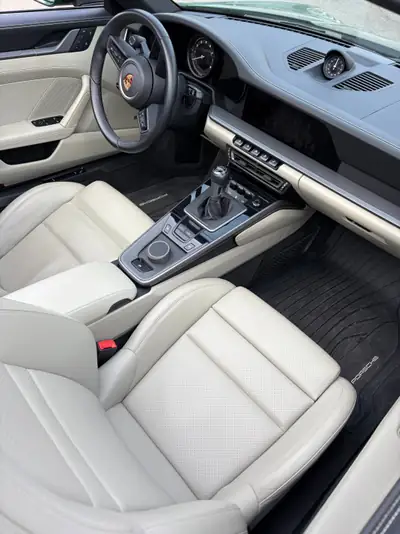 Porsche 911 Carrera 4S Cabriolet — 450 ch, Boîte manuelle, British Racing Green métallisé — dettaglio