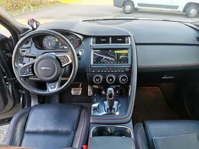 Jaguar E-PACE 2.0 T 250 Chequered Flag AWD — SUV dynamique, 66 750 km, traction intégrale — tableau de bord