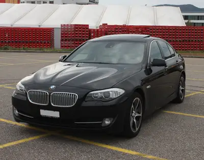 BMW ActiveHybrid 5 SAG — Berline hybride performante, 153 000 km, traction arrière — Heckansicht