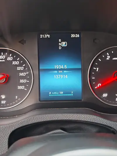 Mercedes-Benz Sprinter 2.2 CDI 143 — Utilitaire fiable, kilométrage modéré, prêt au travail — intérieur