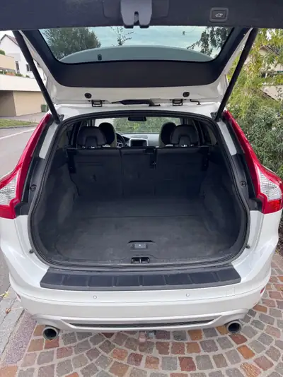 Volvo XC60 2.4 D3 R-Design AWD — SUV premium diesel, entretien Volvo régulier — intérieur