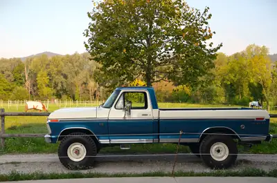 Ford F-100 Ranger XLT 4x4 Highboy 1975 — Légende americana V8 460 cui restaurée — fianco